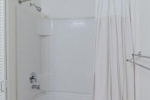 Sèche-cheveux, serviettes fournies