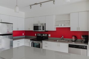 Kühlschrank, Mikrowelle, Ofen, Geschirrspüler