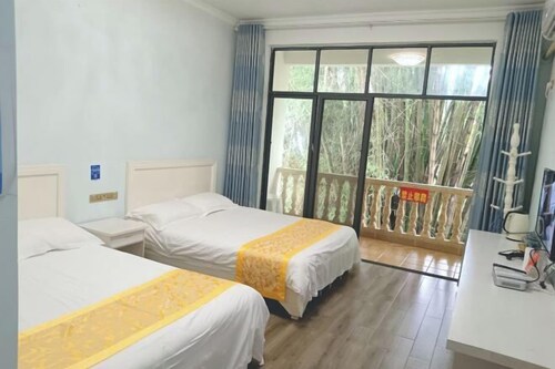 Yangshuo Huayuan Hotel (20 yuan Renminbi Scenic Area)