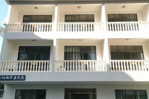 Un edificio a più piani con balconi e una segnaletica che indica che si tratta di un ospedale.
