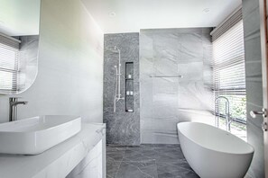 シャワー、タオル、トイレットペーパー