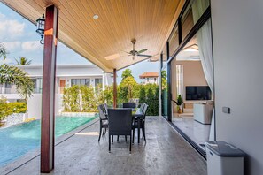 屋外ダイニングエリア