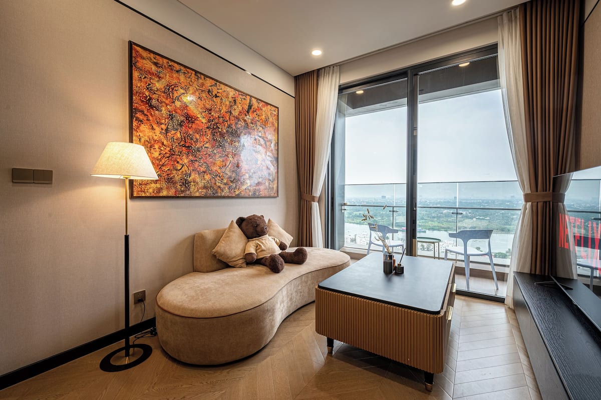 Executive tweepersoonskamer, 2 slaapkamers | Woonruimte | Een 65-inch flatscreentelevisie met satellietzenders en Netflix
