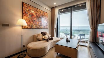 Executive tweepersoonskamer, 2 slaapkamers | Woonruimte | Een 65-inch flatscreentelevisie met satellietzenders en Netflix