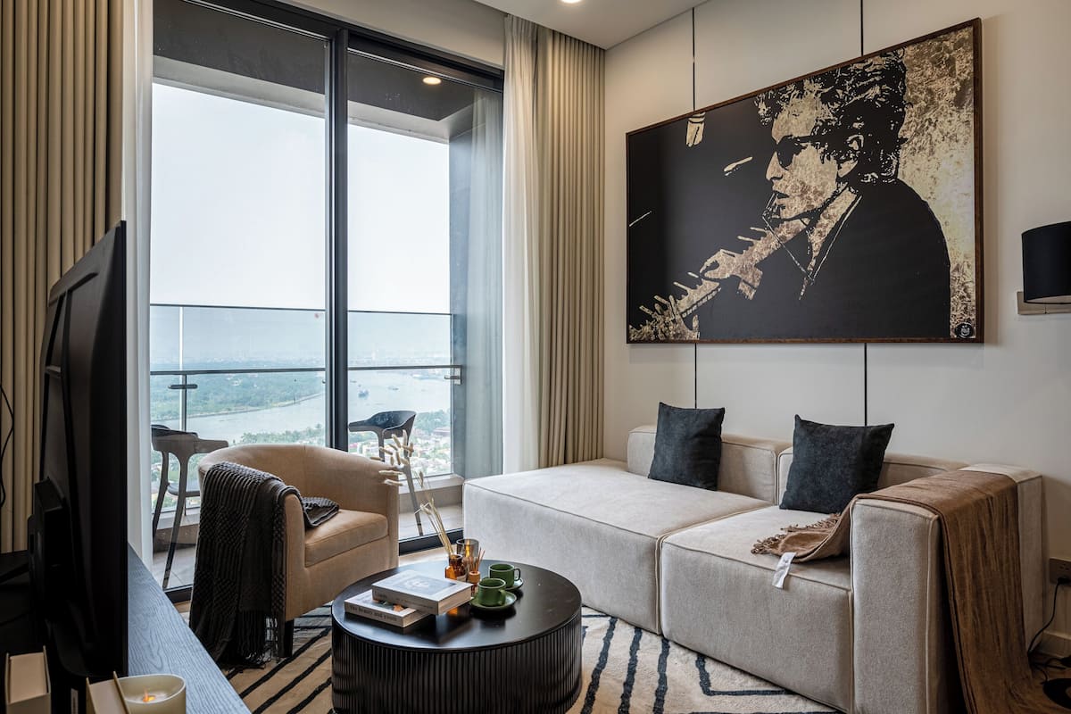Signature tweepersoonskamer, 2 slaapkamers | Woonruimte | Een 65-inch flatscreentelevisie met satellietzenders en Netflix
