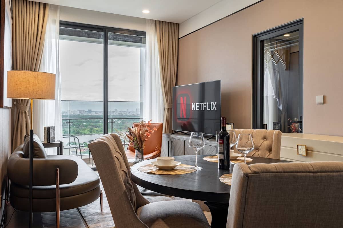 Standaard tweepersoonskamer, 2 slaapkamers | Woonruimte | Een 65-inch flatscreentelevisie met satellietzenders en Netflix