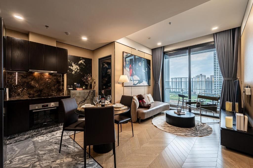 Ein modernes Wohnzimmer mit Essbereich, einer Couch, einem Couchtisch und einem großen Fenster mit Blick auf die Stadt.