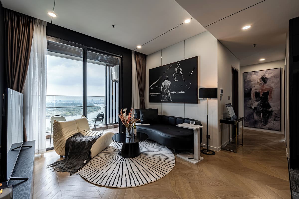 Signature driepersoonskamer, 3 slaapkamers | Woonruimte | Een 65-inch flatscreentelevisie met satellietzenders en Netflix