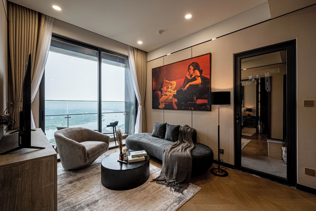Luxe tweepersoonskamer, 1 slaapkamer | Woonruimte | Een 65-inch flatscreentelevisie met satellietzenders en Netflix