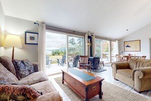 TV, books - Dog and family-friendly escape with deck, bay view, and Wifi (Anacortes)