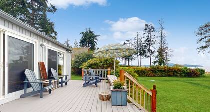 Dog and family-friendly escape with deck, bay view, and Wifi