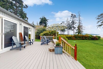 Dog and family-friendly escape with deck, bay view, and Wifi
