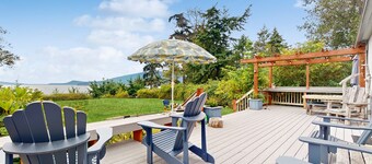 Dog and family-friendly escape with deck, bay view, and Wifi
