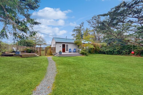 Dog and family-friendly escape with deck, bay view, and Wifi