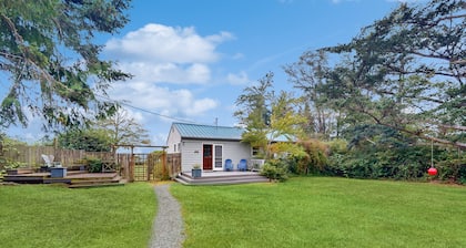 Dog and family-friendly escape with deck, bay view, and Wifi