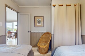 2 bedrooms, WiFi, bed sheets - Dog and family-friendly escape with deck, bay view, and Wifi (Anacortes)