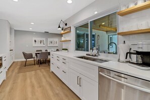 Een koelkast, een magnetron, een oven, een kookplaat