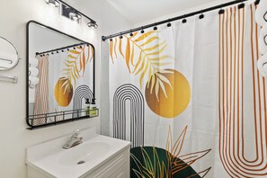 Serviettes fournies, savon, shampoing, papier toilette