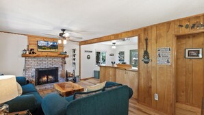Smart TV, fireplace - Central Heat & Air, WiFi, Wall Mural and Fully fenced minutes from downtown (Idyllwild-Pine Cove)