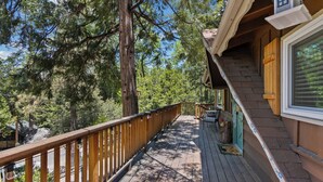 A wooden deck with a railing, surrounded by trees. - Central Heat & Air, WiFi, Wall Mural and Fully fenced minutes from downtown (Idyllwild-Pine Cove)
