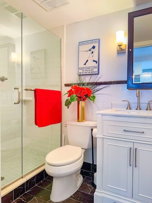 Condo, 2 Bedrooms | Bathroom | Towels, shampoo