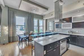 Appart'hÎtel, 2 chambres | Cuisine privée | Réfrigérateur, four, cafetiÚre/bouilloire, bouilloire électrique