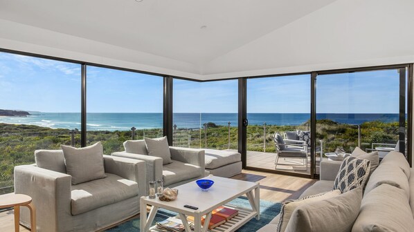 Fernseher, Kamin, Bücher