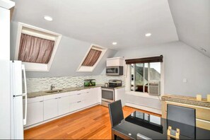 Fridge, microwave, oven, stovetop - Minutes to Airport, Train, Downtown & Free Parking (Boston)