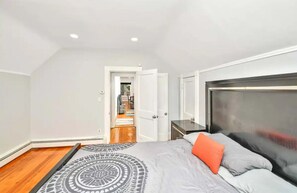 2 bedrooms, desk, iron/ironing board, free WiFi - Minutes to Airport, Train, Downtown & Free Parking (Boston)