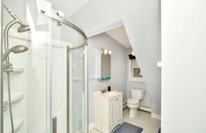 Hair dryer, towels, soap, shampoo - Minutes to Airport, Train, Downtown & Free Parking (Boston)