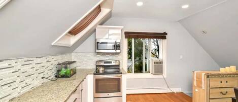 Jääkaappi, mikroaaltouuni, uuni, liesi