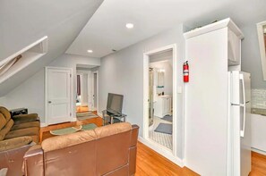 Smart TV - Minutes to Airport, Train, Downtown & Free Parking (Boston)