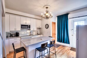 冷蔵庫、電子レンジ、オーブン、コンロ