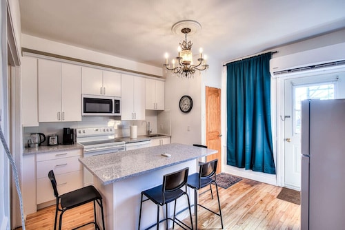 2BR for Montreal Relaxation & Downtown Action