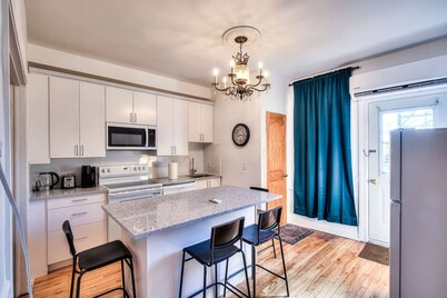 2BR for Montreal Relaxation & Downtown Action