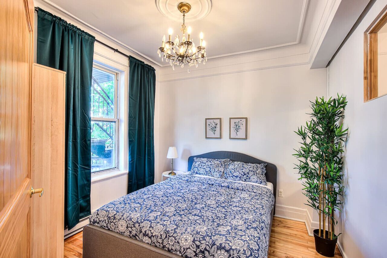 Desk, iron/ironing board, WiFi, bed sheets