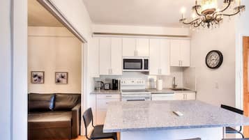 KjĂžleskap, mikrobĂžlgeovn, ovn og kokeplater