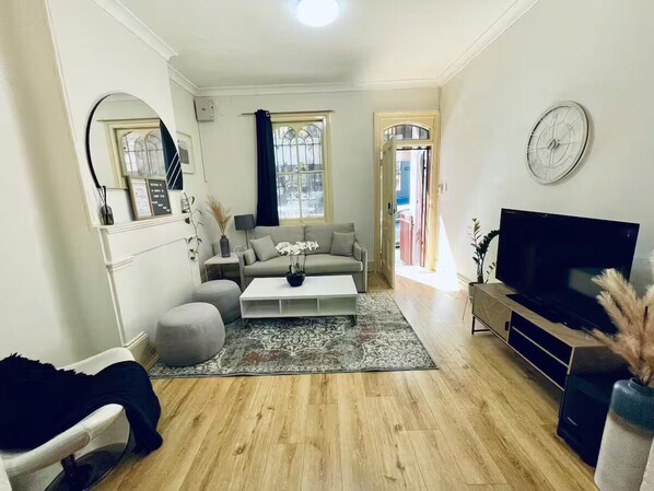 تلفزيون ذكي، كُتُب، ستيريو، شاشة كمبيوتر