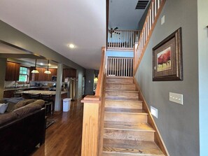 Interior - Tees 'N Skis- Spacious 4 bedroom with Private Hot Tub near golfing, skiing and hiking (Oakland)