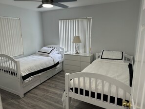 2 slaapkamers, een bureau, een strijkplank/strijkijzer, reisbedje