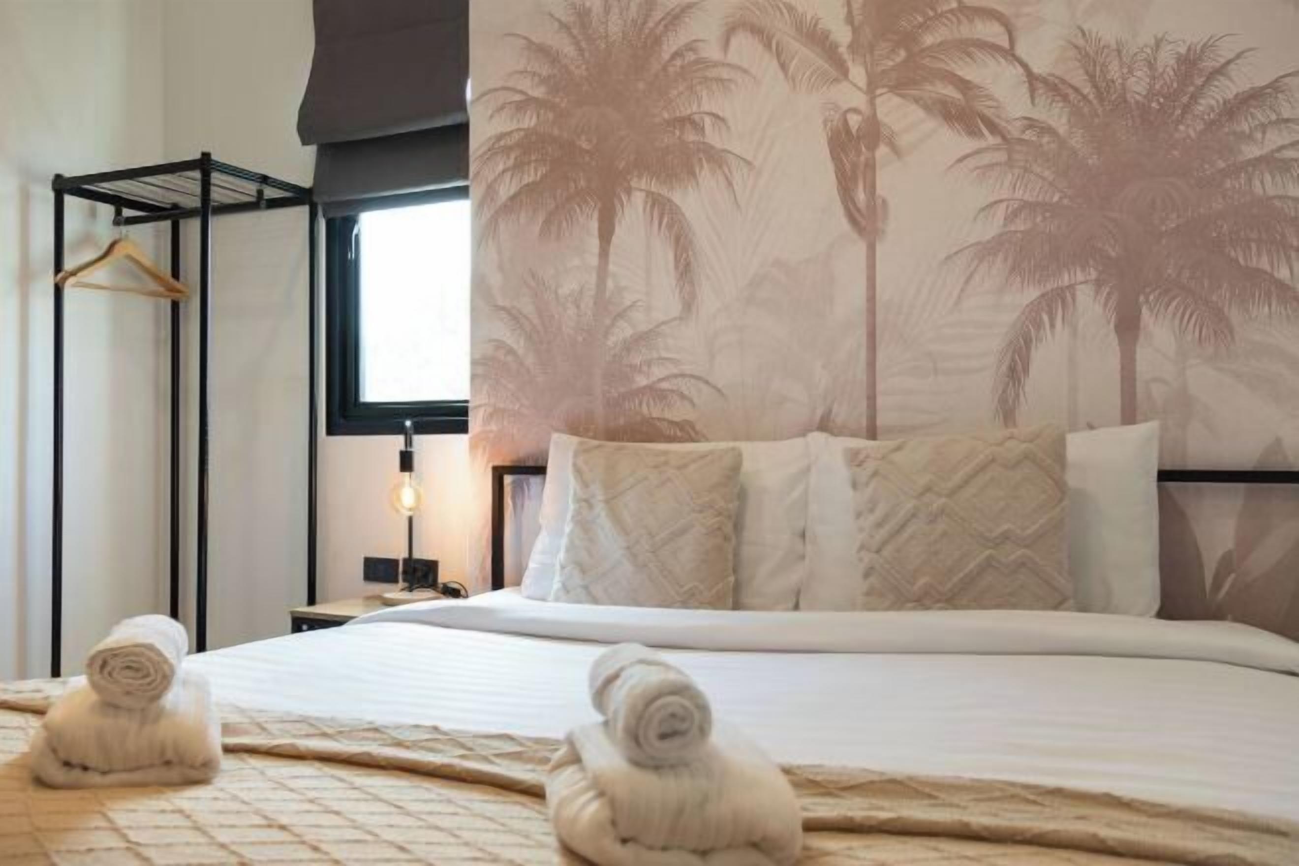 Escritorio y espacio para trabajar con laptop 