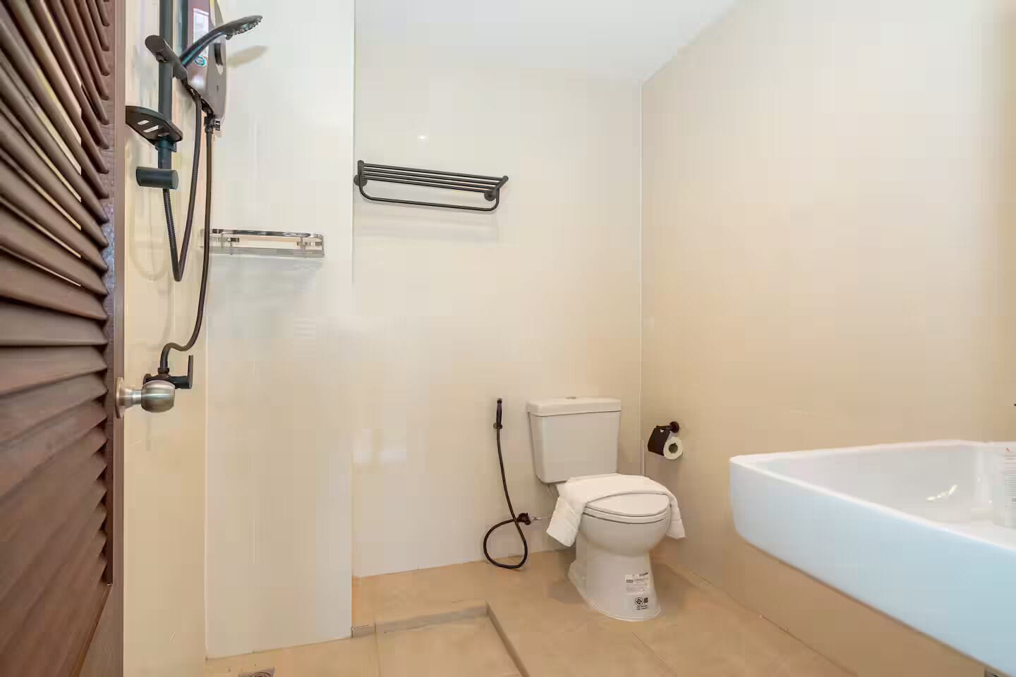Une salle de bain moderne équipée d’une douche, de toilettes et d’une baignoire.