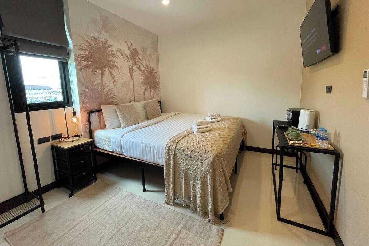 Economy Room | Desk, laptop workspace, soundproofing, iron/ironing board