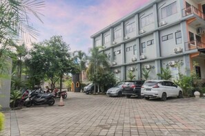 Free self parking - Grand Valonia Hotel Cafe & Park Jember (Sumbersari)