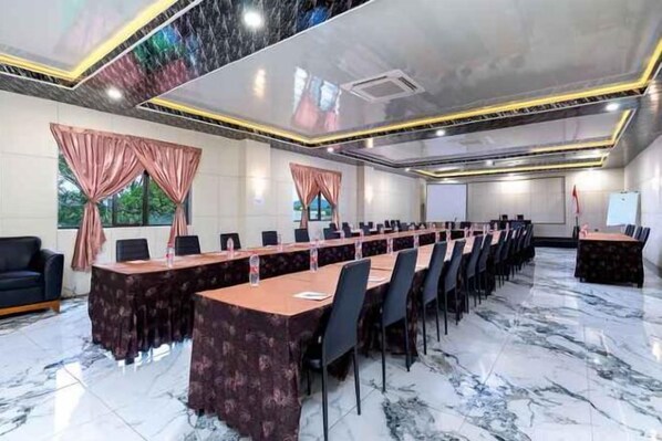 Meeting facility - Grand Valonia Hotel Cafe & Park Jember (Sumbersari)