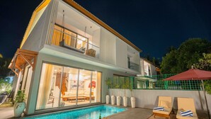 A modern two-story house with a swimming pool, outdoor seating, and a balcony. - Villa Samurai - Japanese Villa w Pool North Goa (Siolim)