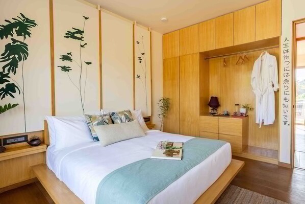 Une chambre à coucher moderne, avec un lit, une table de chevet et une armoire.