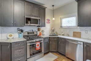 Fridge, microwave, stovetop, dishwasher