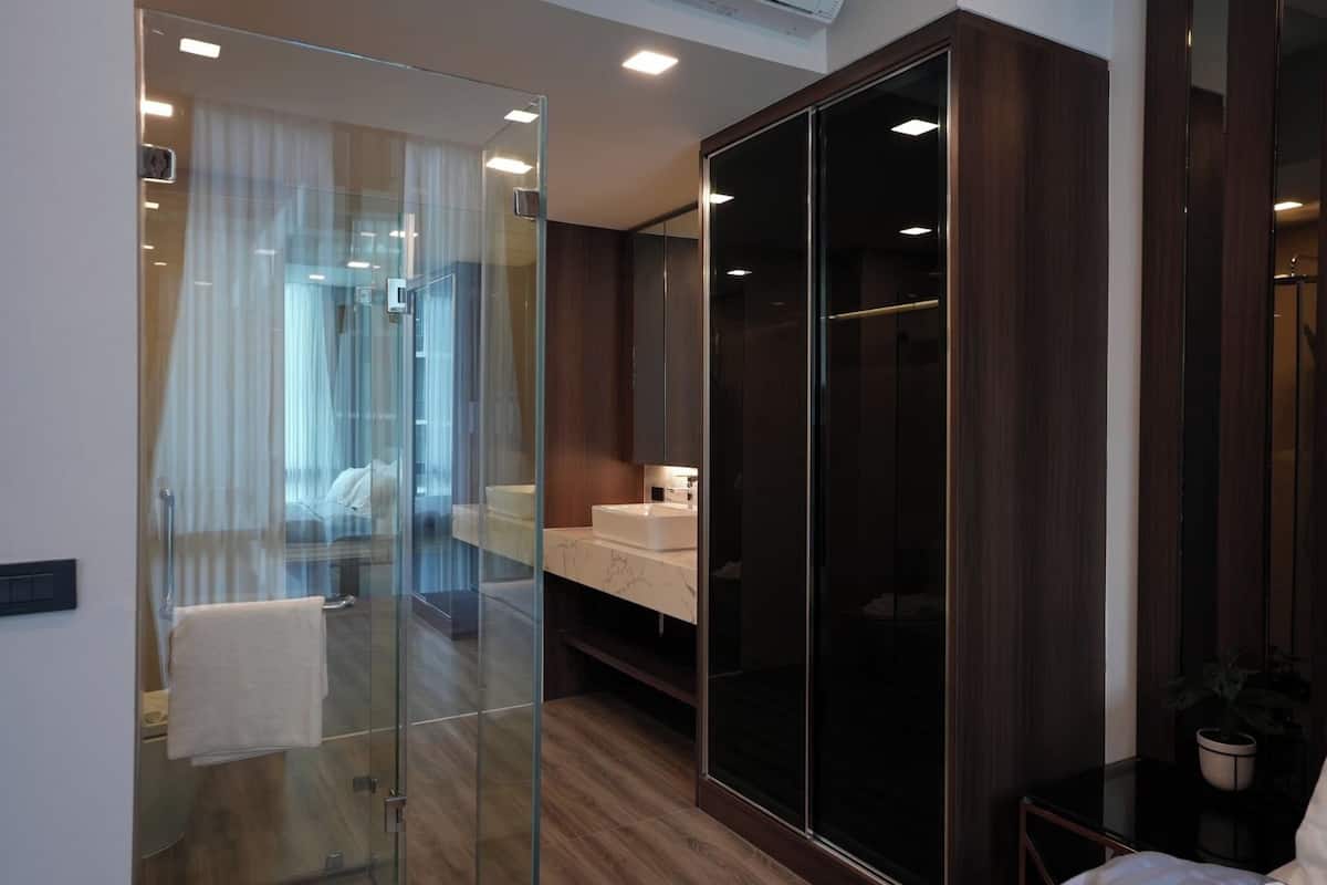 Appartamento Luxury, 1 letto king, balcone, vista piscina | 1 camera, con stile personalizzato, una scrivania, postazione laptop