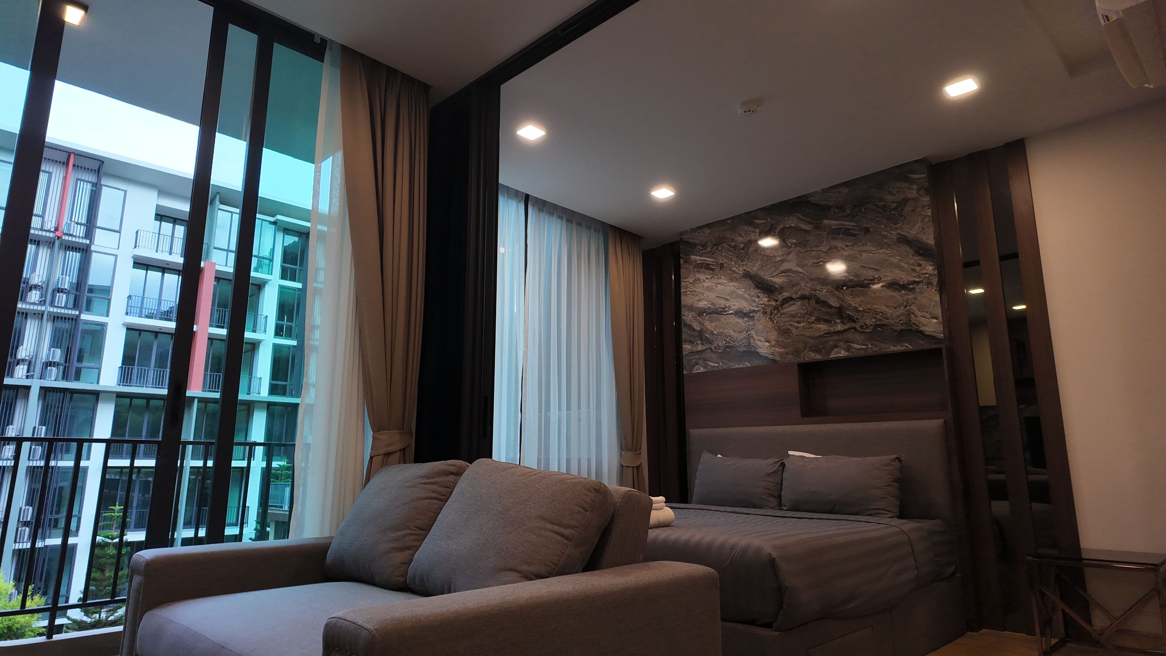 Lúxusíbúð - 1 stórt tvíbreitt rúm - svalir - útsýni yfir sundlaug | 1 svefnherbergi, sérhannaðar innréttingar